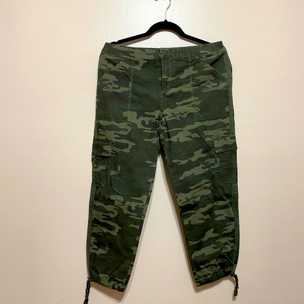 Ankle Cropped Camo Pants